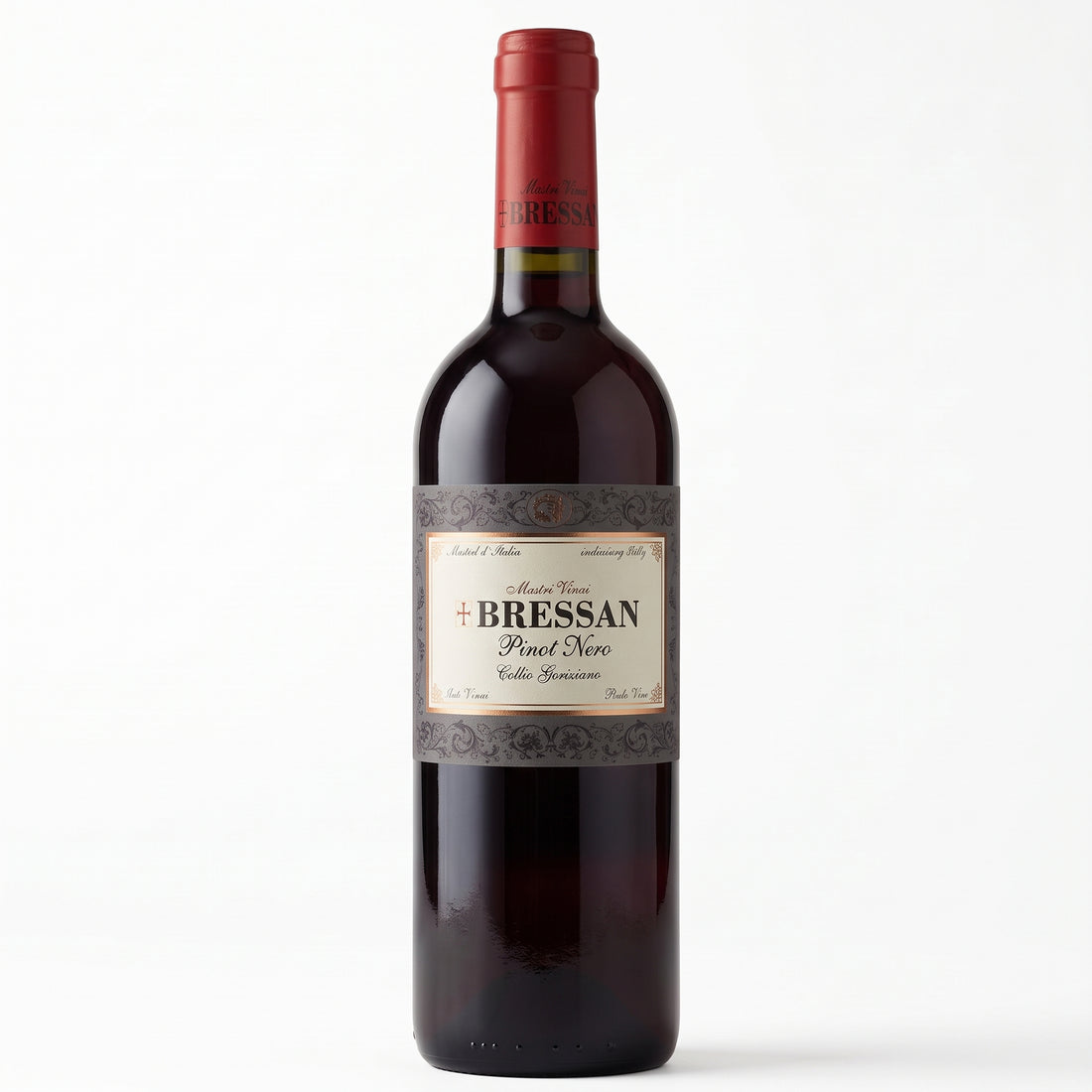 Bottiglia di vino rosso Pinot Nero 2015 Bressan in primo piano su sfondo bianco